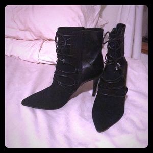 Heels of 3”, material : leather and suede.